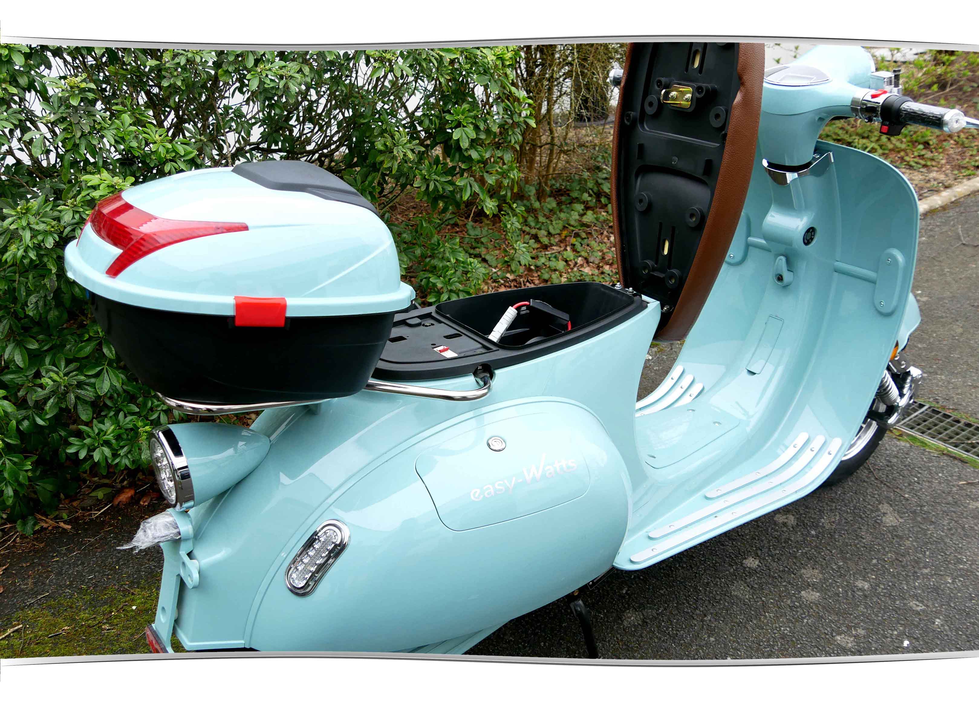 Scooter électrique e-retro batterie au lithium -plan large